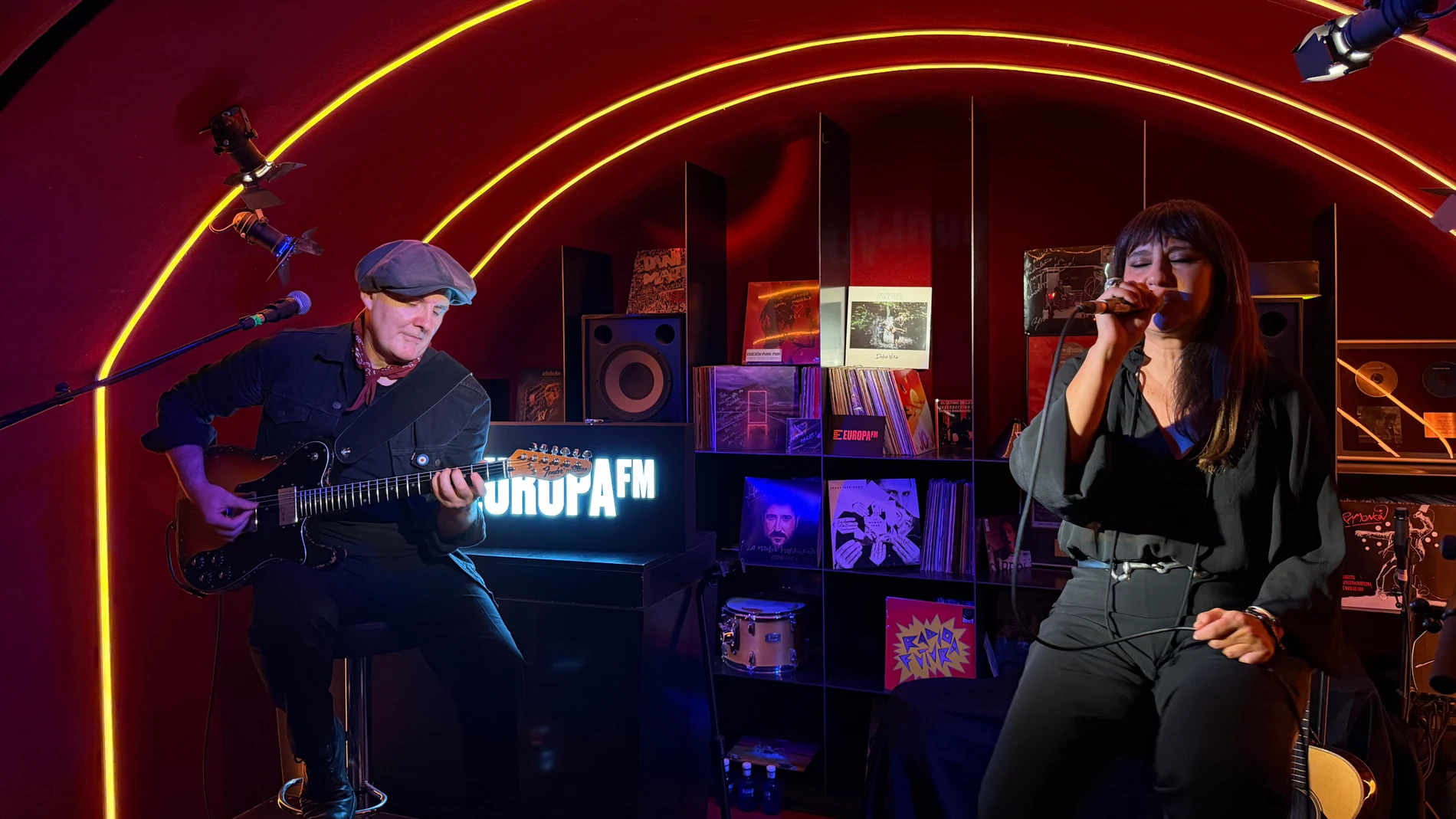 Amaral se envuelve de nostalgia y agradecimiento en el Local de Ensayo Europa FM Amaral se envuelve de nostalgia y agradecimiento en el Local de Ensayo Europa FM