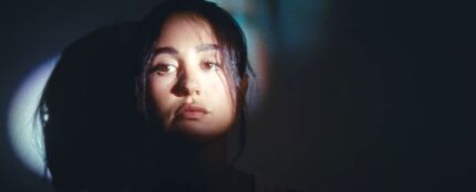 Yarea en el visualizer de 'Sin un buen final' Yarea en el visualizer de 'Sin un buen final'