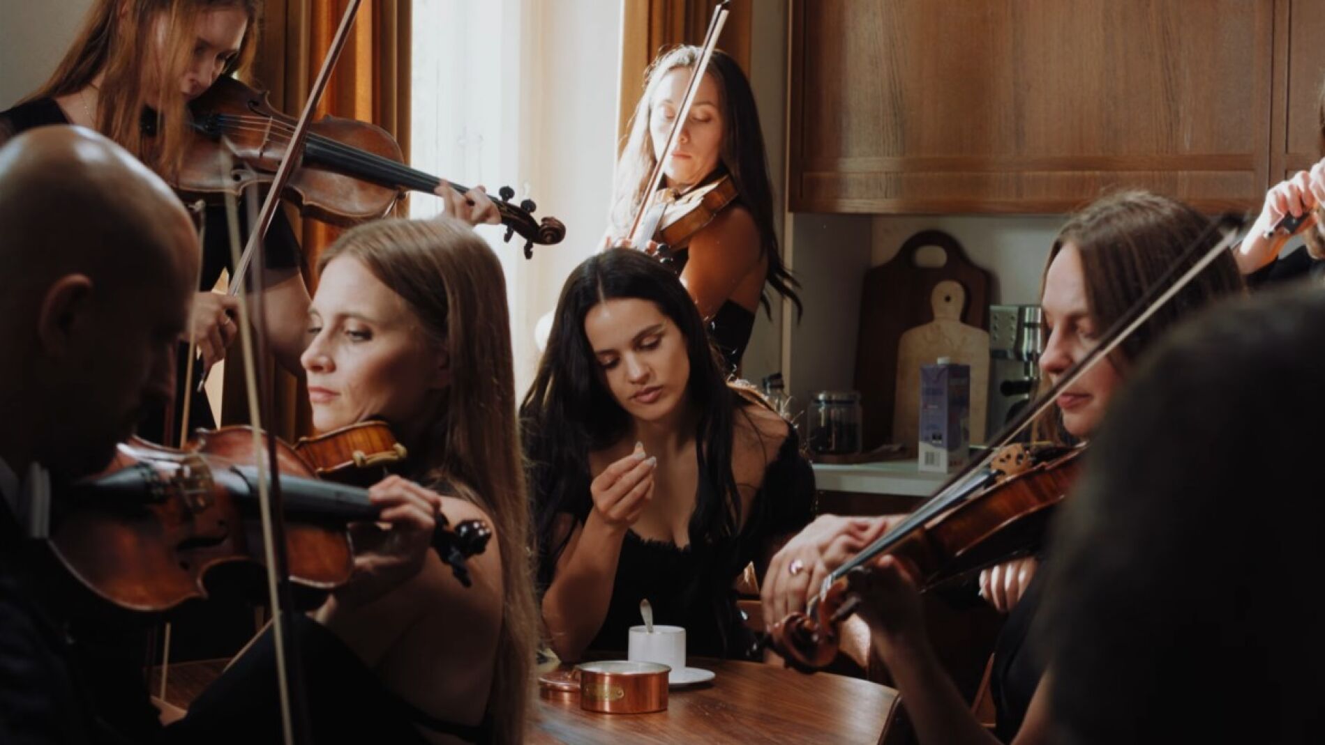 Rosalía mirando su terrón de azúcar