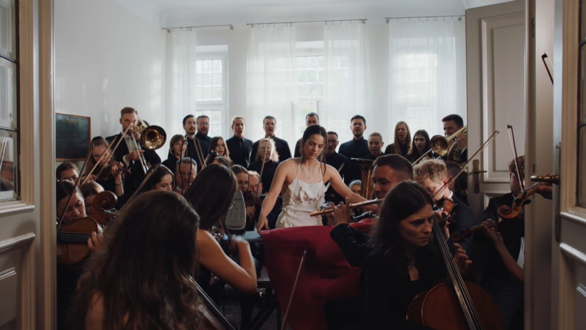 Rosalía realizando tareas domésticas en el videoclip de 'Berghain'