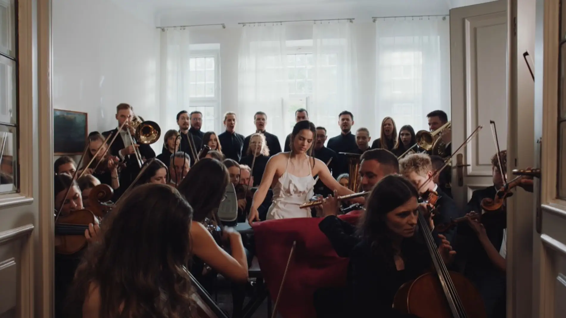 Rosalía realizando tareas domésticas en el videoclip de 'Berghain' Rosalía realizando tareas domésticas en el videoclip de 'Berghain'