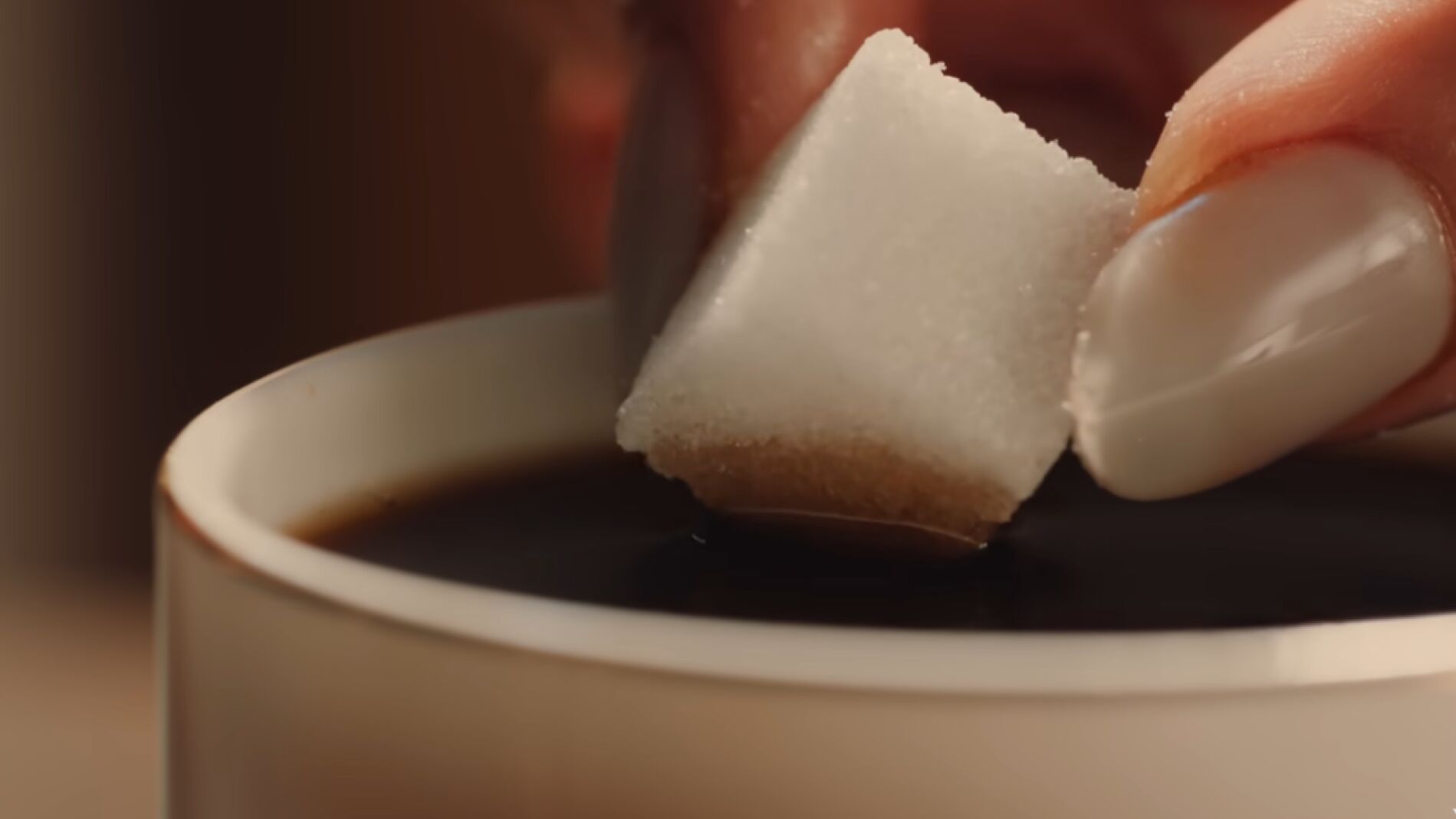 El terrón de azúcar es el corazón de Rosalía consumiéndose.