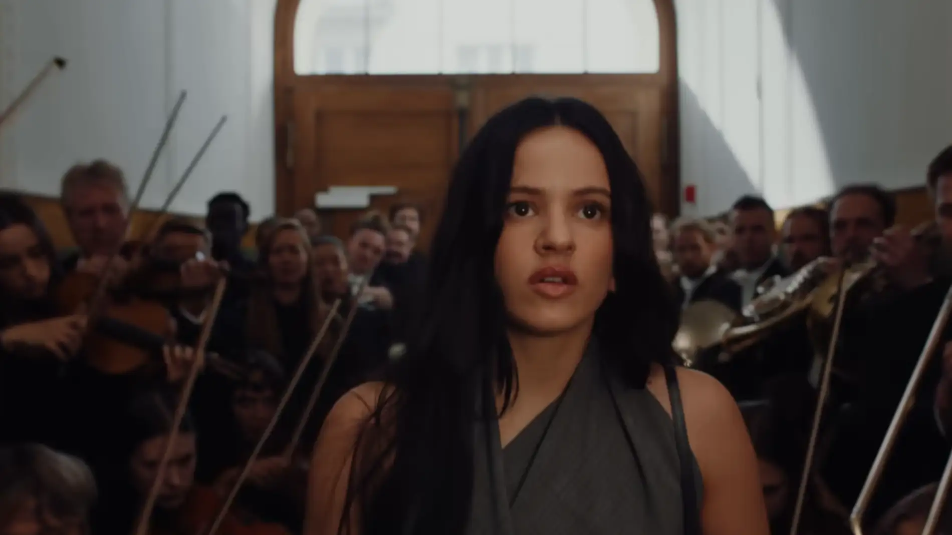La orquesta representa los pensamientos intrusivos de Rosalía La orquesta representa los pensamientos intrusivos de Rosalía