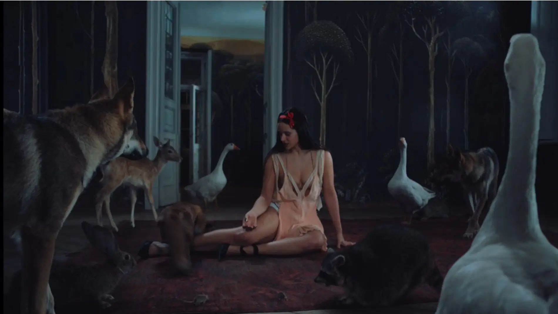 Rosalía como la misma Blancanieves en 'Berghain' Rosalía como la misma Blancanieves en 'Berghain'