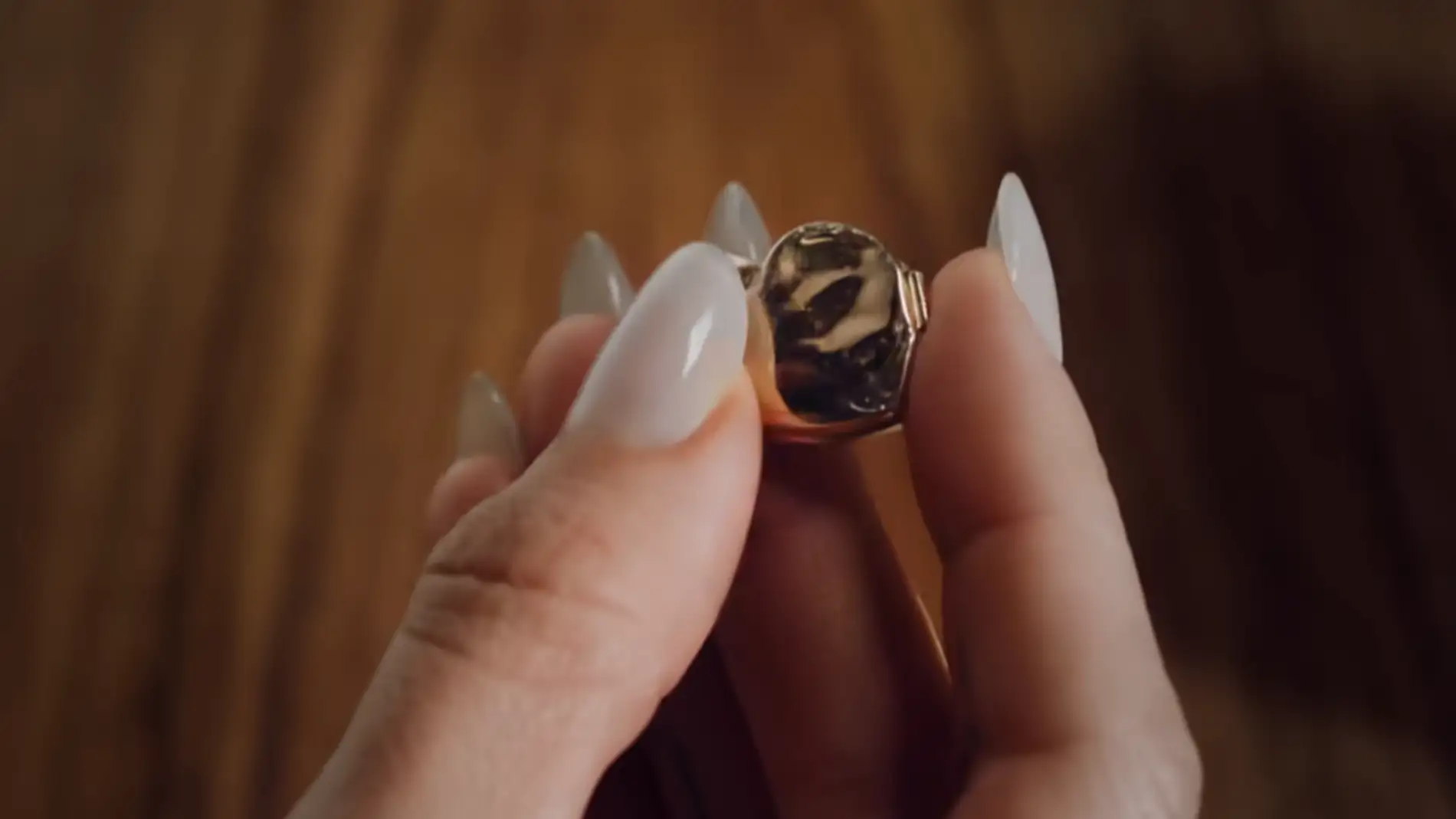 Rosalía examina la joya (su corazón) en el videoclip de 'Berghain' Rosalía examina la joya (su corazón) en el videoclip de 'Berghain'