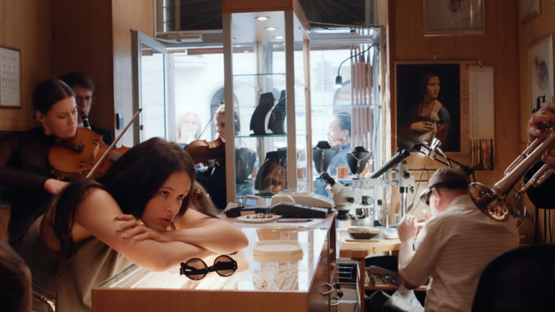 El joyero busca solución para los problemas de corazón de Rosalía.