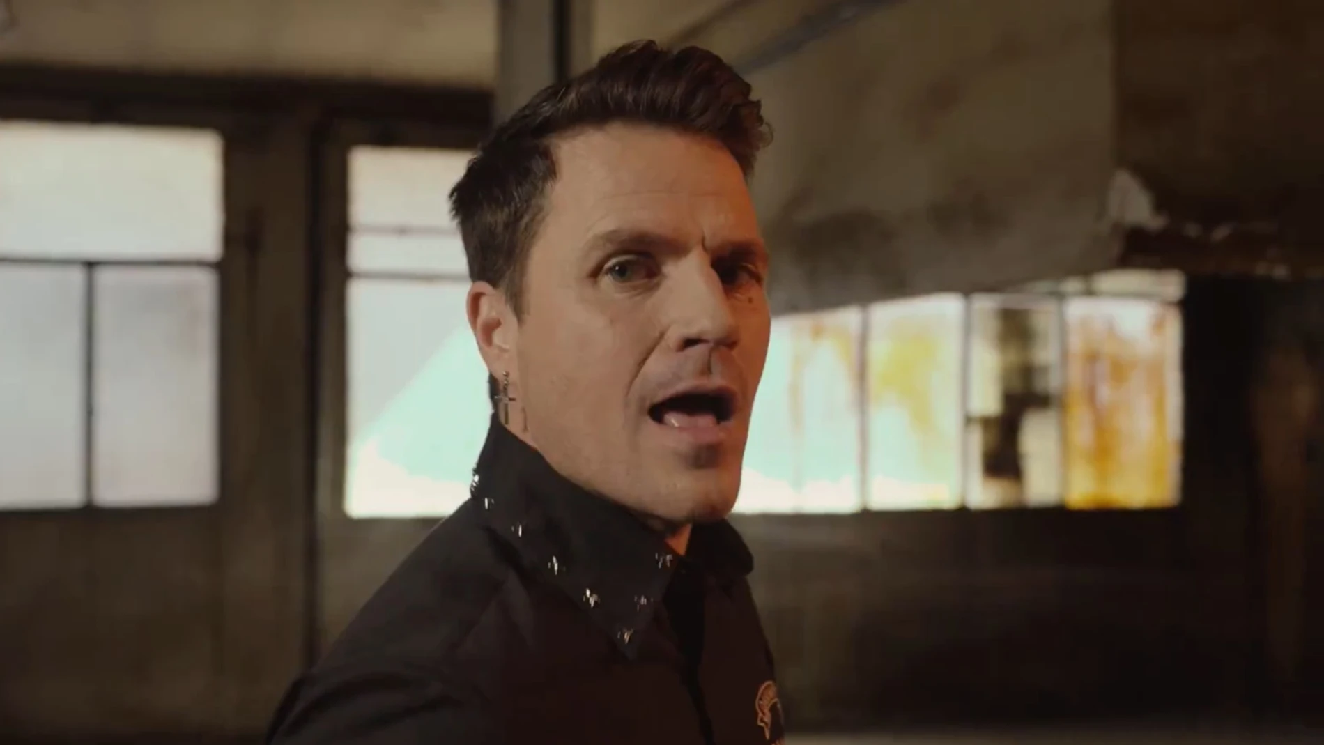 Imagen del vídeo de 'VEINTICINCO', canción de Dani Martín Imagen del vídeo de 'VEINTICINCO', canción de Dani Martín