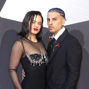 El dardo de Rosalía a Rauw Alejandro en 'La perla', una canción de su nuevo disco El dardo de Rosalía a Rauw Alejandro en 'La perla', una canción de su nuevo disco