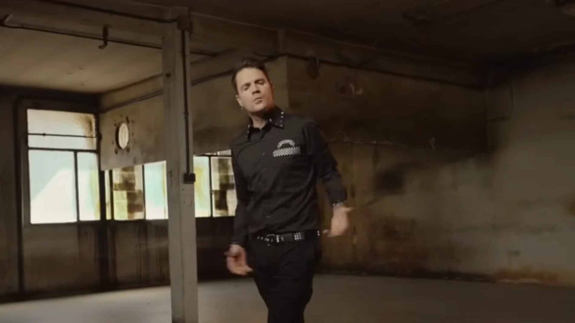 Dani Martín, en el videoclip de VEINTICINCO Dani Martín, en el videoclip de VEINTICINCO