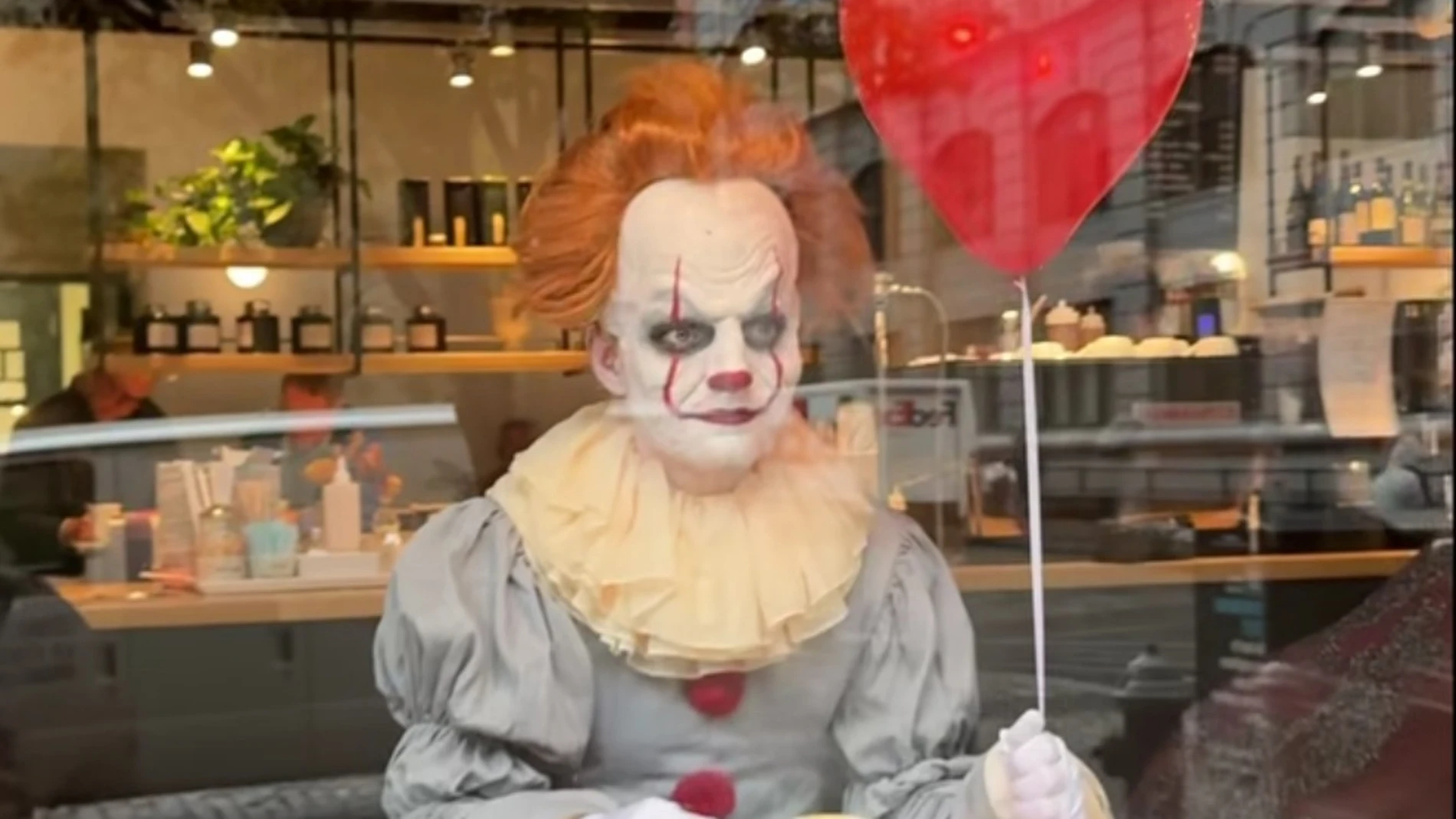 Ed Sheeran, disfrazado de Pennywise por Halloween Ed Sheeran, disfrazado de Pennywise por Halloween