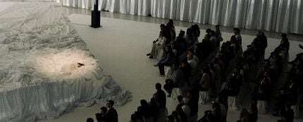 El público contempla a Rosalía mientras asiste a la escucha de LUX El público contempla a Rosalía mientras asiste a la escucha de LUX