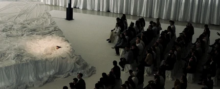 El público contempla a Rosalía mientras asiste a la escucha de LUX El público contempla a Rosalía mientras asiste a la escucha de LUX