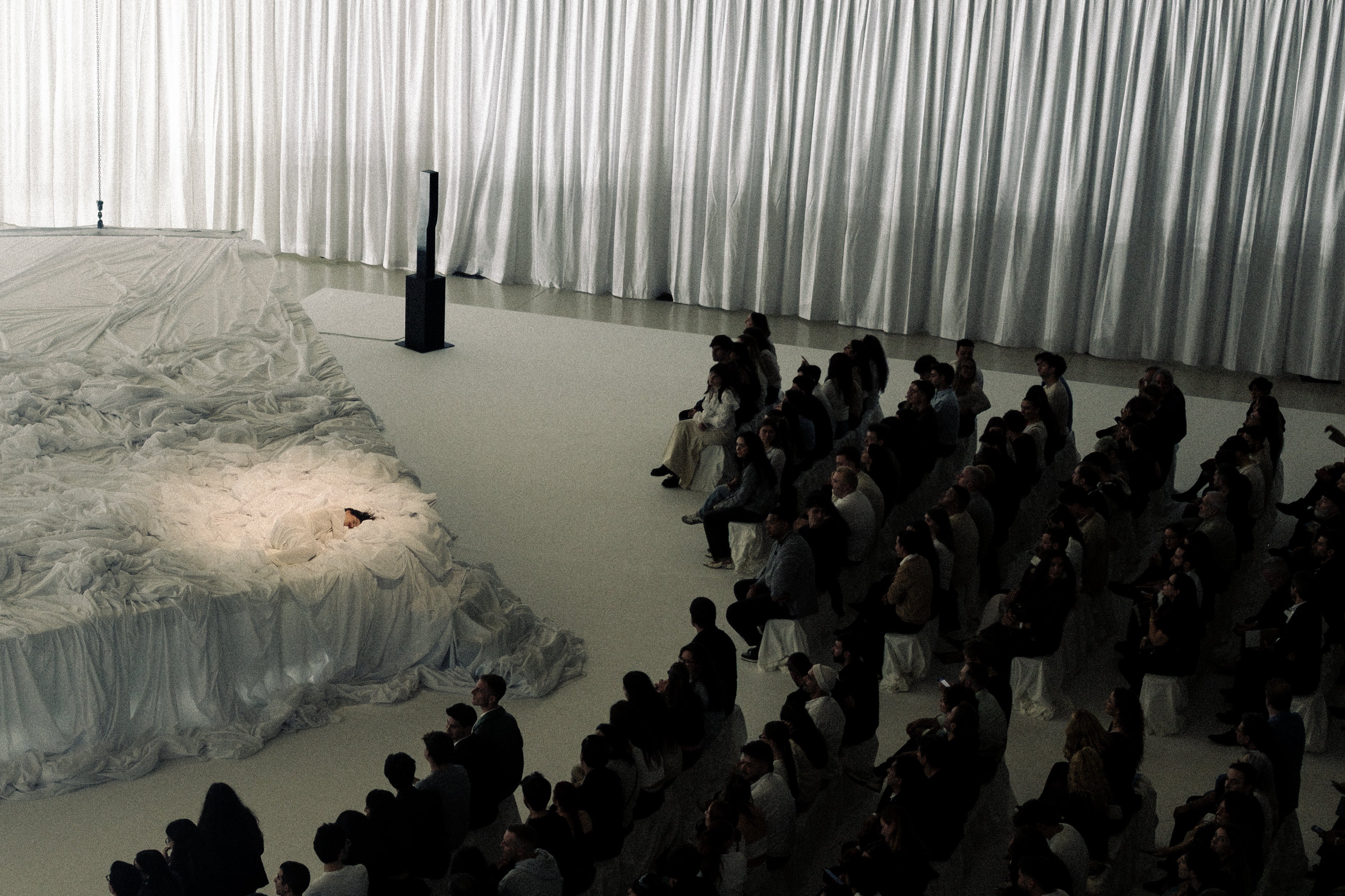 El público contempla a Rosalía mientras asiste a la escucha de LUX El público contempla a Rosalía mientras asiste a la escucha de LUX