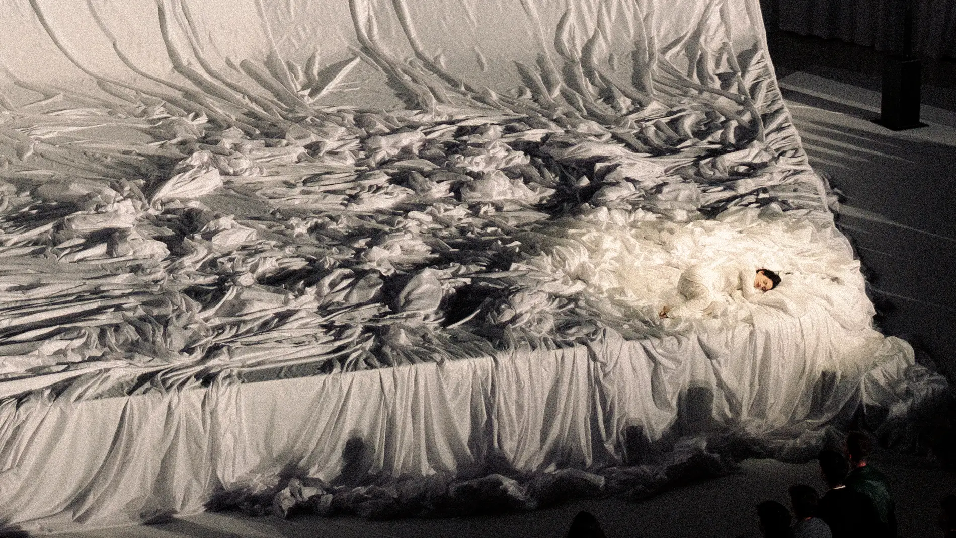 Rosalía tumbada en el escenario en la Listening Party de LUX en Barcelona Rosalía tumbada en el escenario en la Listening Party de LUX en Barcelona