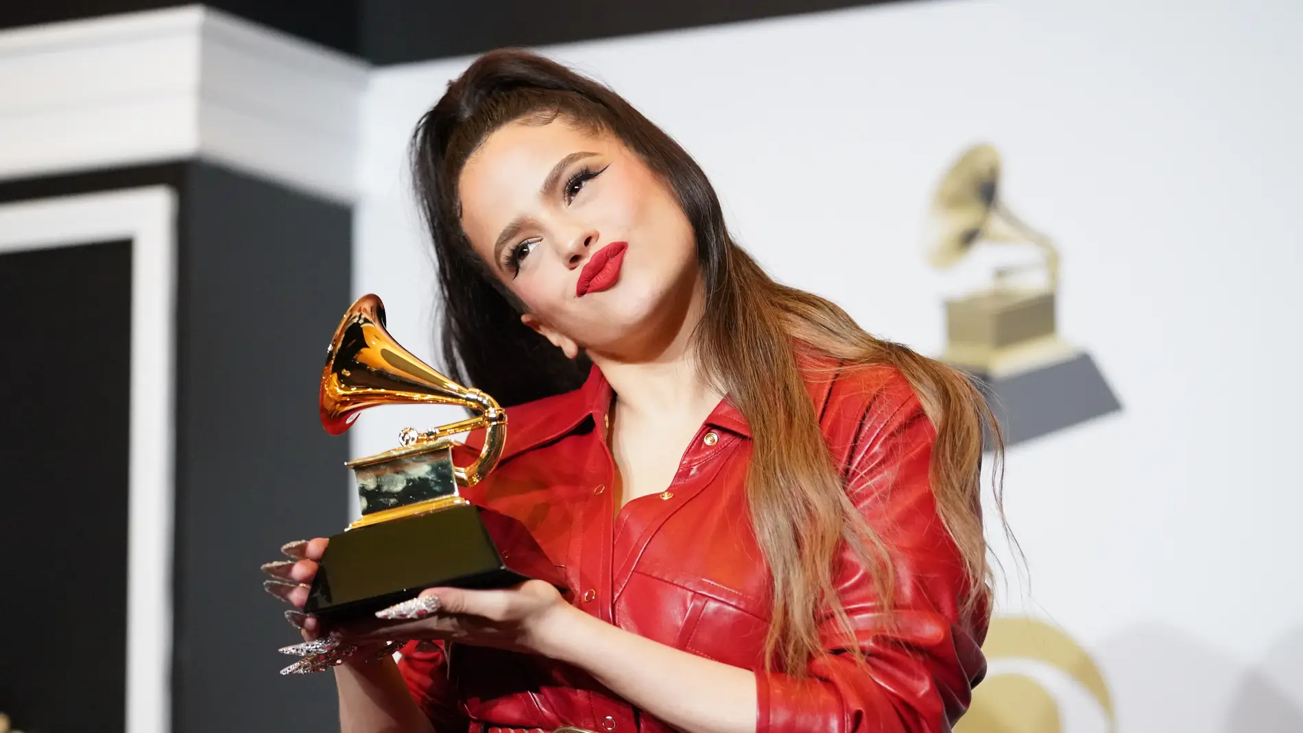 Rosalía tras ganar el Grammy a Mejor Álbum Rock, Urbano o Alternativo por 'El Mal Querer' en 2020 Rosalía tras ganar el Grammy a Mejor Álbum Rock, Urbano o Alternativo por 'El Mal Querer' en 2020