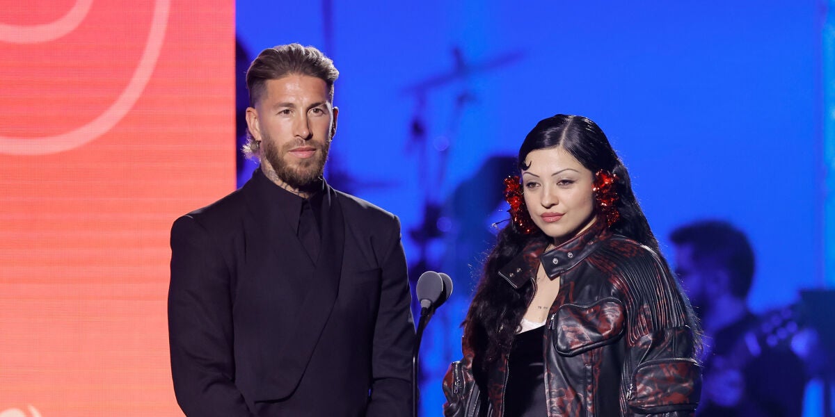 Sergio Ramos y Mon Laferte, en los Latin Grammy 2023.