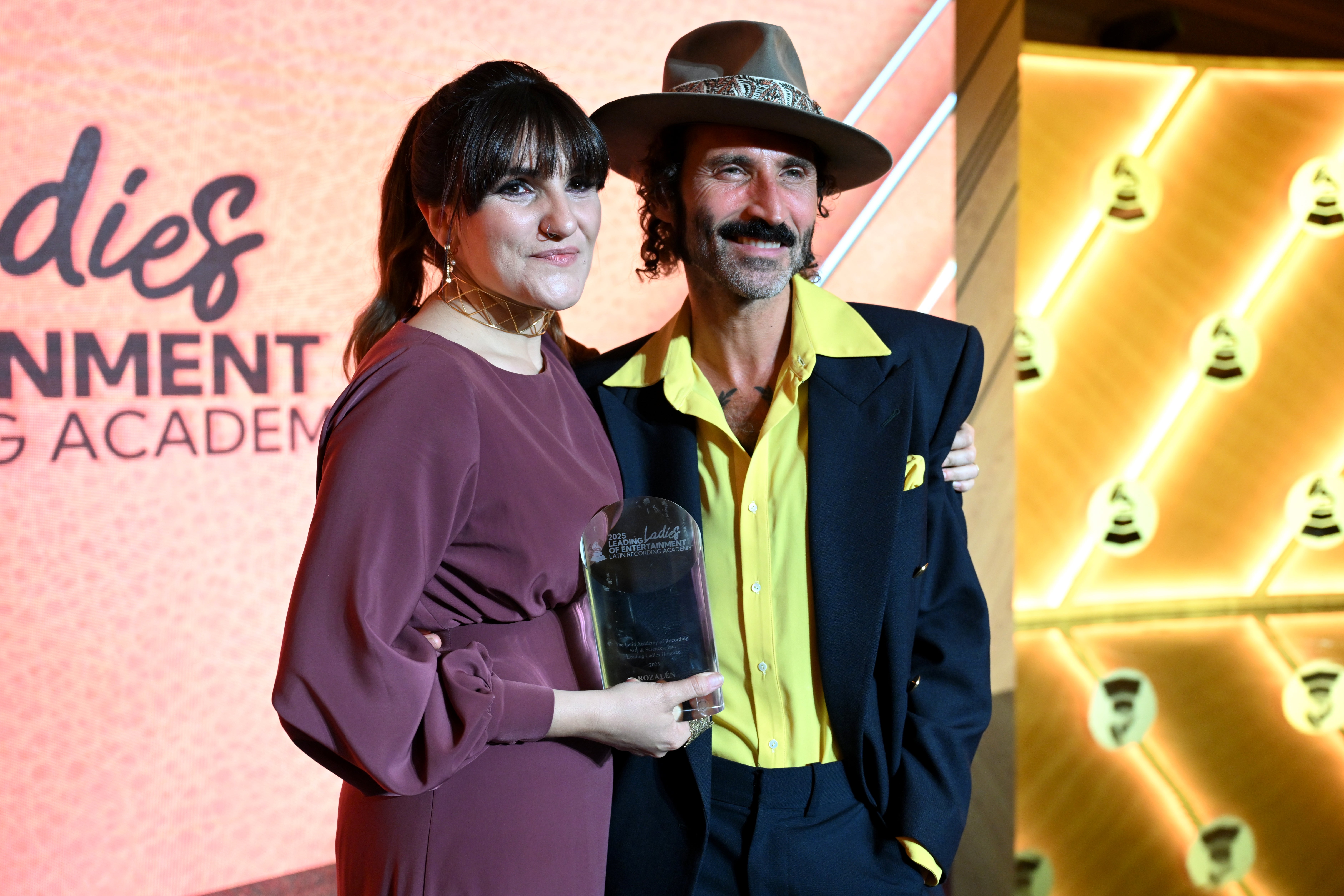 Rozalén galardonada con el premio 'Leading Ladies of Entertainment' por los Latin Grammy de la mano de Leiva Rozalén galardonada con el premio 'Leading Ladies of Entertainment' por los Latin Grammy de la mano de Leiva