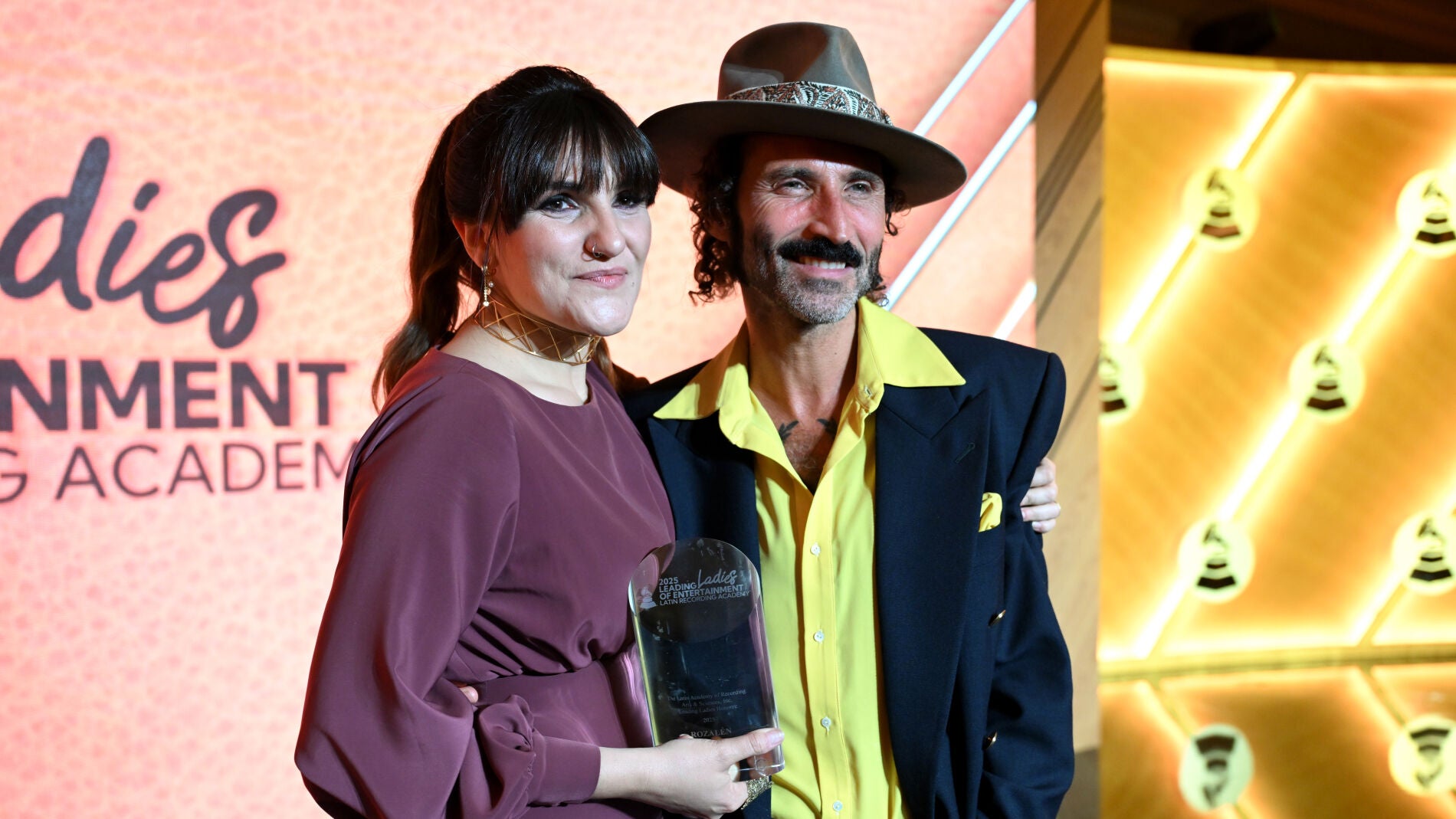 Rozalén galardonada con el premio 'Leading Ladies of Entertainment' por los Latin Grammy de la mano de Leiva