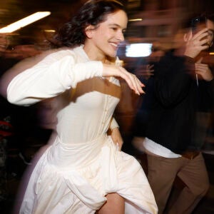 Rosalía despide el año en Río de Janeiro con la modelo Loli Bahia Rosalía despide el año en Río de Janeiro con la modelo Loli Bahia