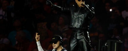 Bizarrap y Daddy Yankee en el Bernabéu durante el NFL Madrid Game 2025 Bizarrap y Daddy Yankee en el Bernabéu durante el NFL Madrid Game 2025
