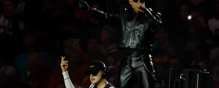 Bizarrap y Daddy Yankee en el Bernabéu durante el NFL Madrid Game 2025 Bizarrap y Daddy Yankee en el Bernabéu durante el NFL Madrid Game 2025