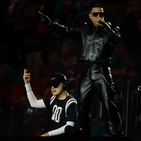 Bizarrap y Daddy Yankee en el Bernabéu durante el NFL Madrid Game 2025 Bizarrap y Daddy Yankee en el Bernabéu durante el NFL Madrid Game 2025