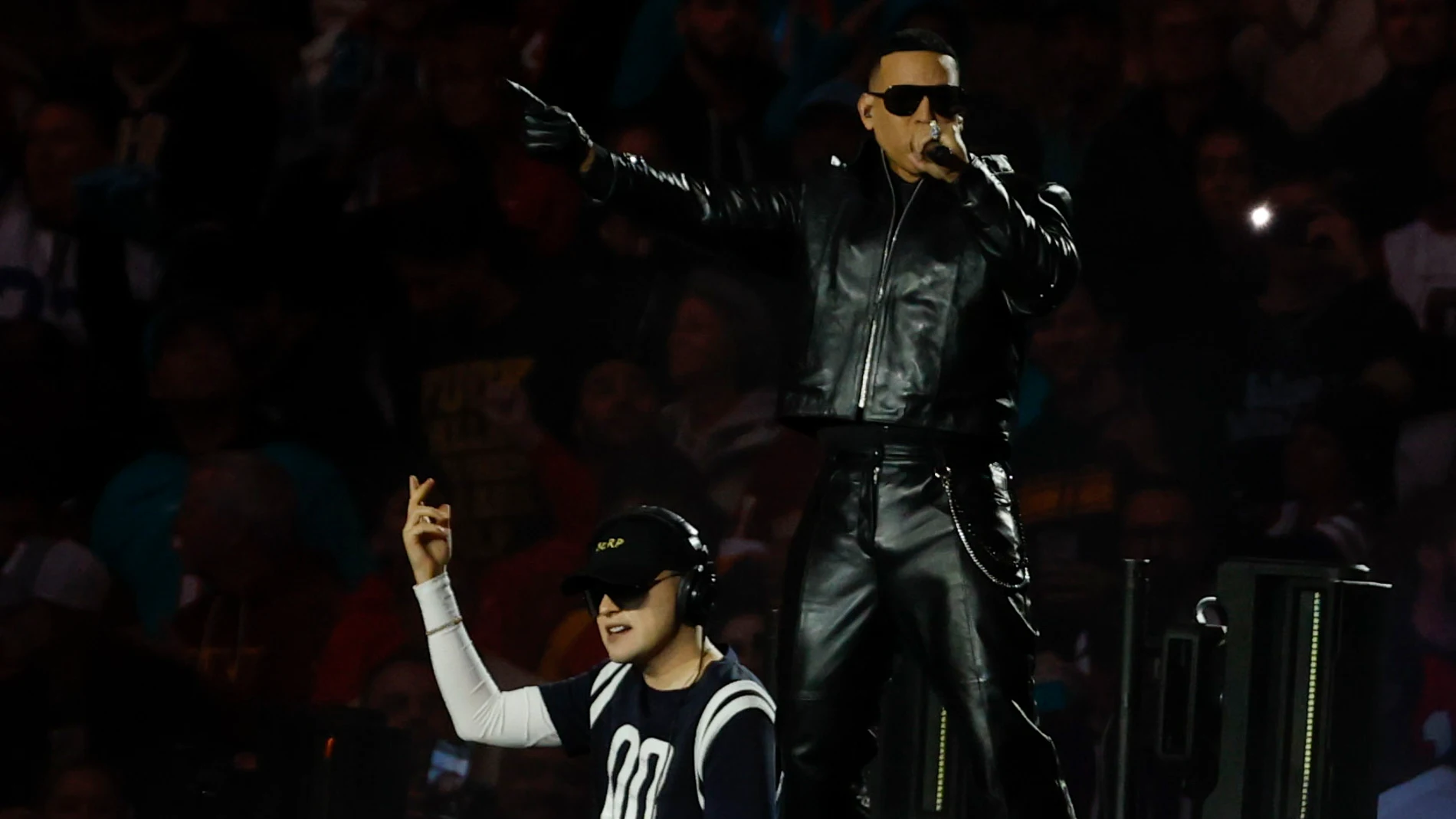 Bizarrap y Daddy Yankee en el Bernabéu durante el NFL Madrid Game 2025 Bizarrap y Daddy Yankee en el Bernabéu durante el NFL Madrid Game 2025