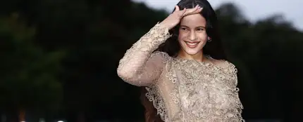Rosalía atendiendo a la Fundación Vuitton en Paris Rosalía atendiendo a la Fundación Vuitton en Paris