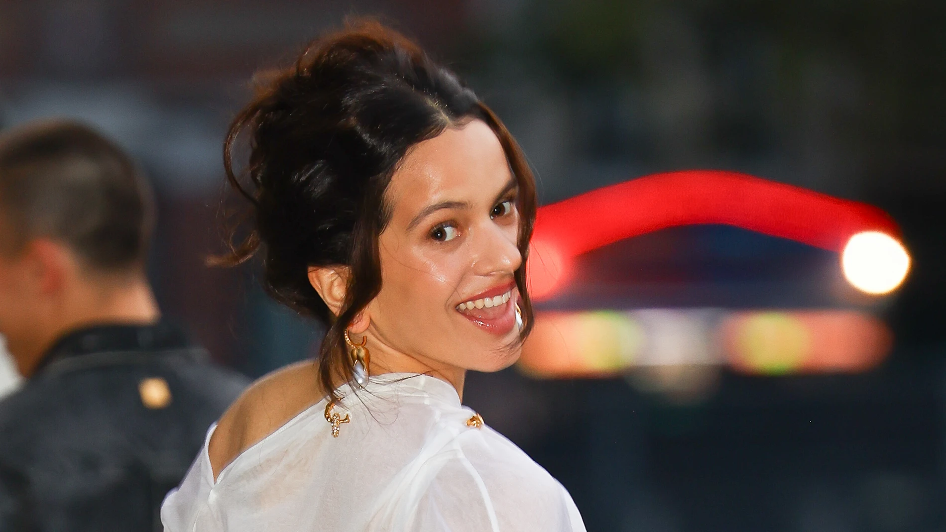 Rosalía explica el retraso de LUX: "Cuando terminé la gira, estaba saliendo con alguien y recuerdo que me sentía inspirada para escribirle cartas" Rosalía explica el retraso de LUX: "Cuando terminé la gira, estaba saliendo con alguien y recuerdo que me sentía inspirada para escribirle cartas"