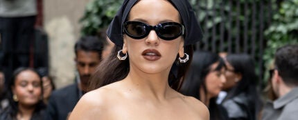 Rosal&iacute;a llegando a un evento de la New York Fashion Week 