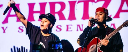 Yahritza y su Esencia durante una actuación en Monterrey Yahritza y su Esencia durante una actuación en Monterrey