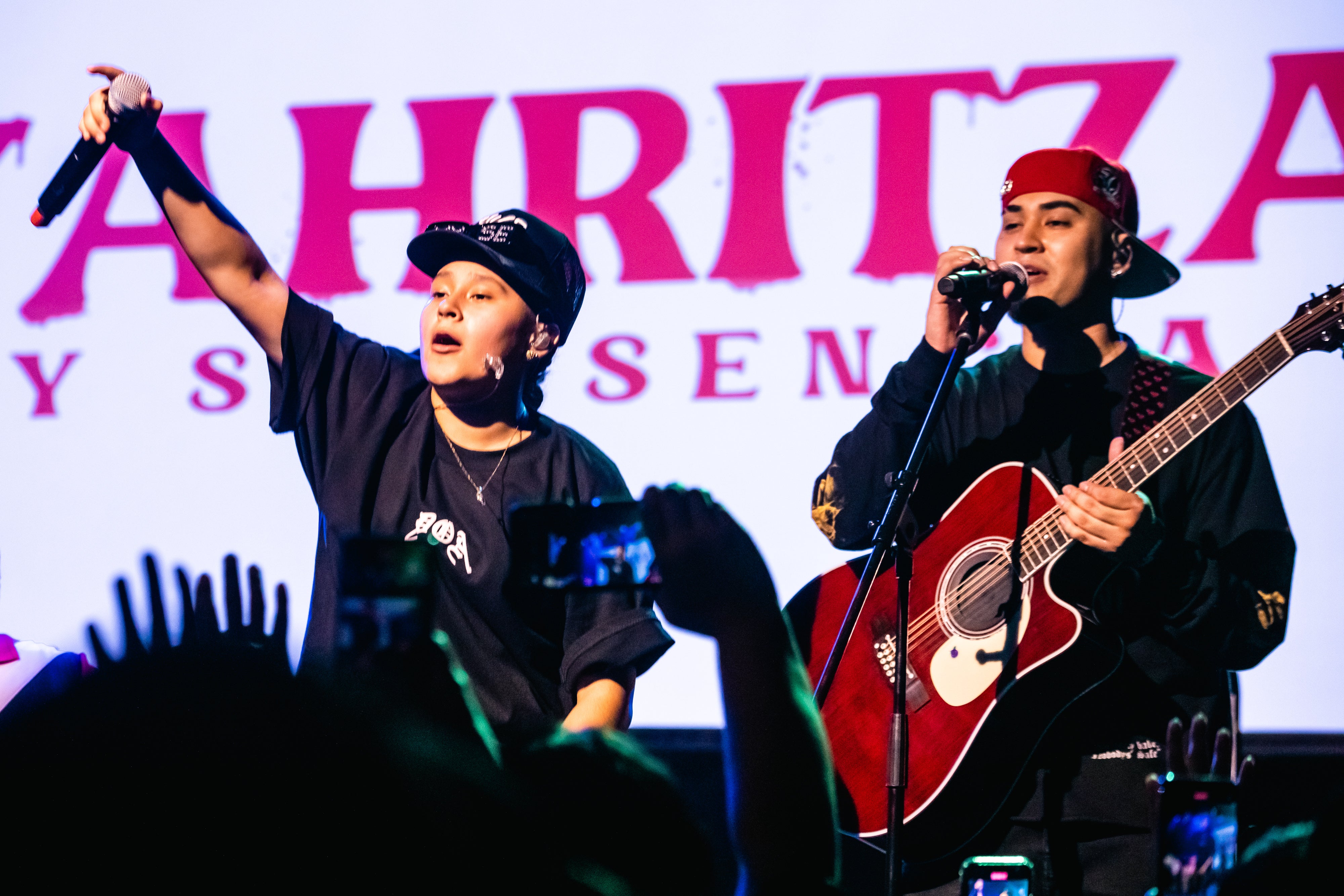 Yahritza y su Esencia durante una actuación en Monterrey Yahritza y su Esencia durante una actuación en Monterrey