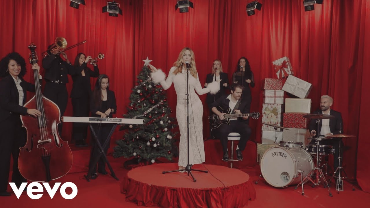 Edurne, en el videoclip de 'Santa Claus llegó a la ciudad'. Edurne, en el videoclip de 'Santa Claus llegó a la ciudad'.