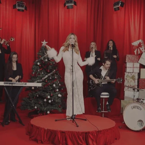 Edurne, en el videoclip de 'Santa Claus llegó a la ciudad'. Edurne, en el videoclip de 'Santa Claus llegó a la ciudad'.
