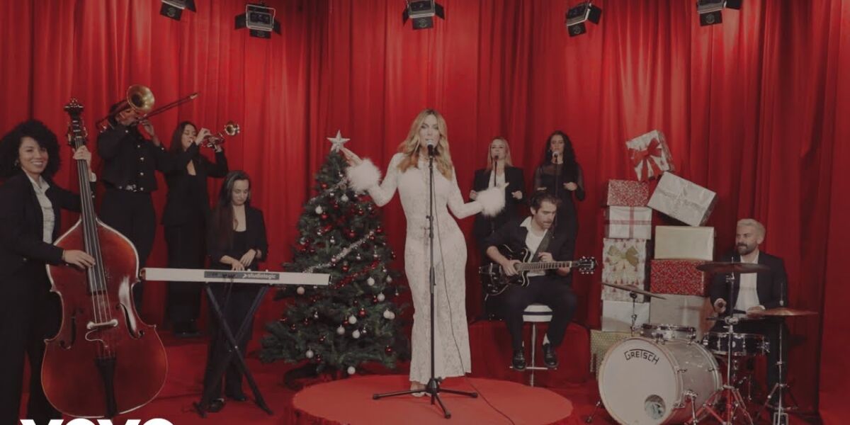 Edurne, en el videoclip de 'Santa Claus llegó a la ciudad'.