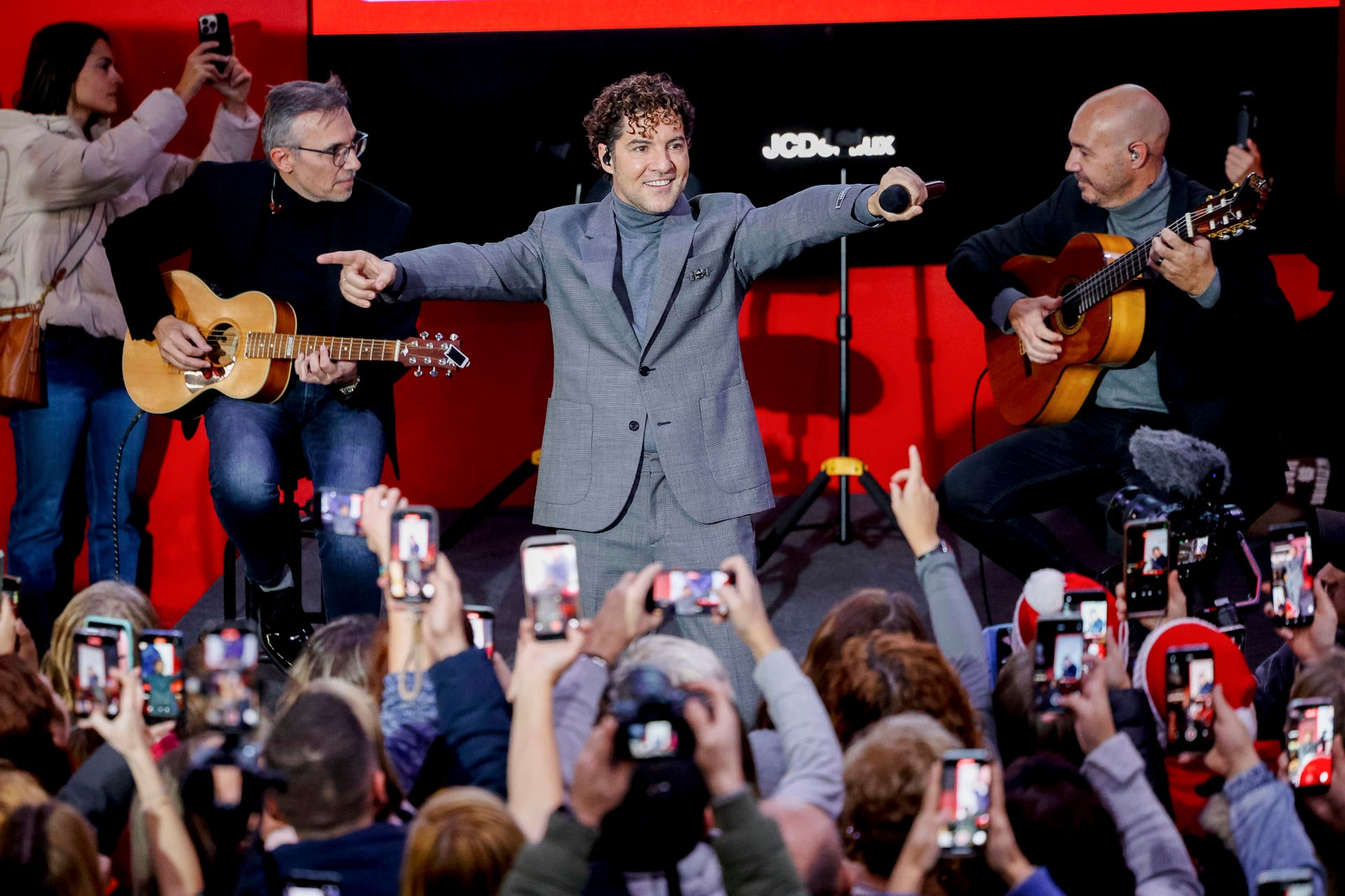 David Bisbal, en la estación Puerta del Sol del metro de Madrid David Bisbal, en la estación Puerta del Sol del metro de Madrid