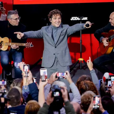 David Bisbal, en la estación Puerta del Sol del metro de Madrid David Bisbal, en la estación Puerta del Sol del metro de Madrid
