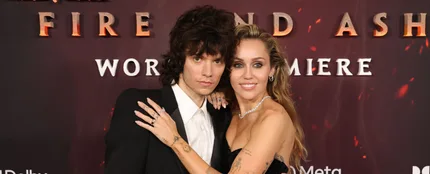 Miley Cyrus Maxx Morando en la premier de Avatar: Fuego y Ceniza Miley Cyrus Maxx Morando en la premier de Avatar: Fuego y Ceniza