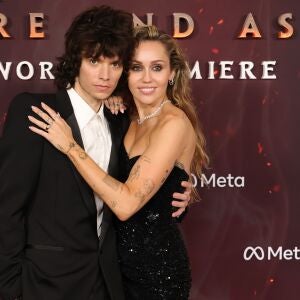 Miley Cyrus anuncia su compromiso con Maxx Morando Miley Cyrus anuncia su compromiso con Maxx Morando