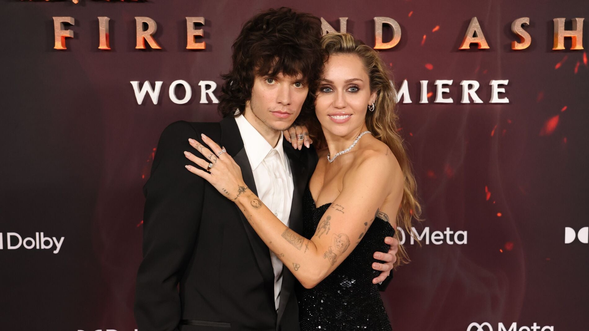 Miley Cyrus Maxx Morando en la premier de Avatar: Fuego y Ceniza
