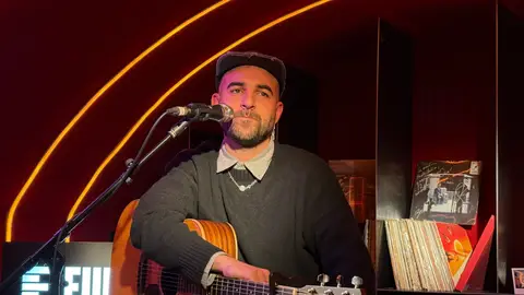 Nil Moliner, en el Local de Ensayo Europa FM Nil Moliner, en el Local de Ensayo Europa FM