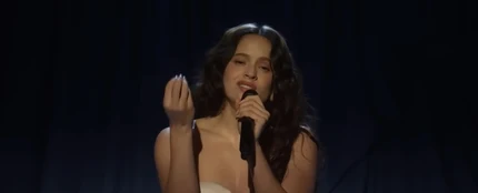 Rosalía cantando 'La Perla' en 'The Tonight Show Starring Jimmy Fallon' Rosalía cantando 'La Perla' en 'The Tonight Show Starring Jimmy Fallon'