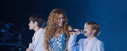 Milan y Sasha cantan 'Acróstico' junto a Shakira Milan y Sasha cantan 'Acróstico' junto a Shakira