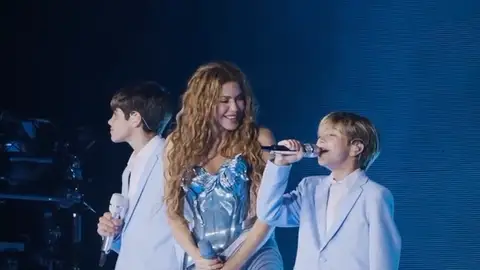 Milan y Sasha cantan 'Acróstico' junto a Shakira Milan y Sasha cantan 'Acróstico' junto a Shakira