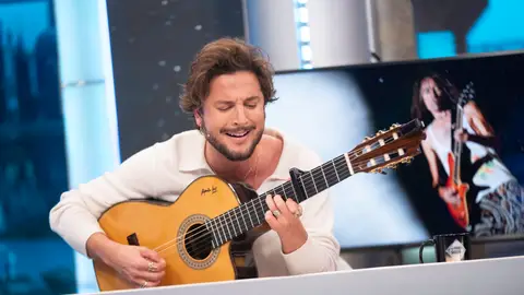 El emotivo homenaje de Manuel Carrasco a Robe Iniesta El emotivo homenaje de Manuel Carrasco a Robe Iniesta