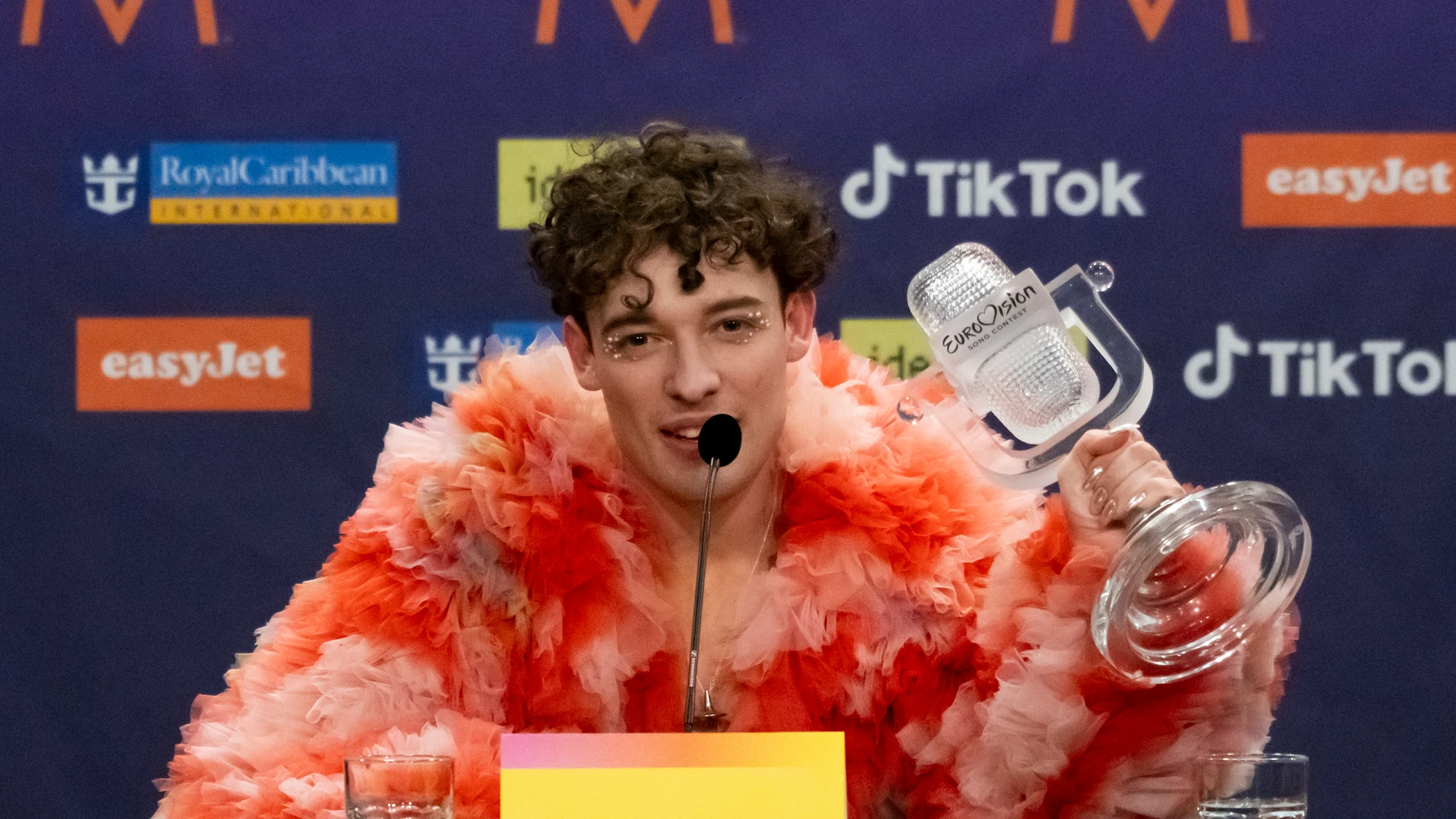 Nemo justo después de ganar Eurovisión 2024 Nemo justo después de ganar Eurovisión 2024