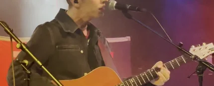 Diego Arroyo versiona 'La vereda de la puerta de atrás' como homenaje a Robe Diego Arroyo versiona 'La vereda de la puerta de atrás' como homenaje a Robe