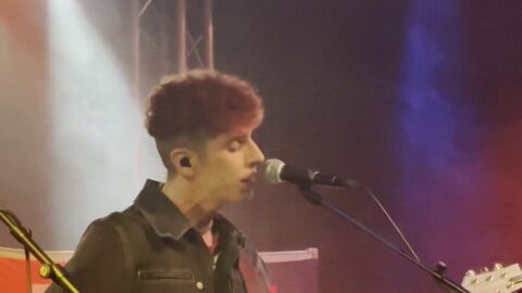 Diego Arroyo versiona 'La vereda de la puerta de atrás' como homenaje a Robe