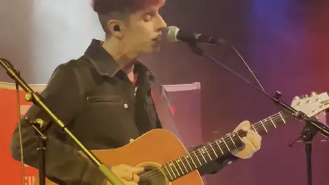 Diego Arroyo versiona 'La vereda de la puerta de atrás' como homenaje a Robe Diego Arroyo versiona 'La vereda de la puerta de atrás' como homenaje a Robe