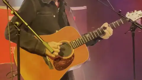 Diego Arroyo versiona 'La vereda de la puerta de atrás' como homenaje a Robe Diego Arroyo versiona 'La vereda de la puerta de atrás' como homenaje a Robe